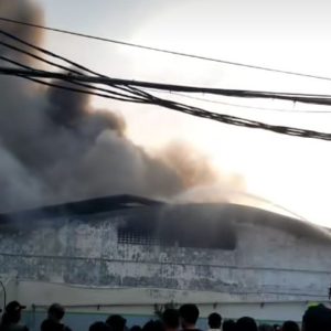 Kebakaran Hebat Melanda Gudang PT Pelangi Nusantara di Kapuk Cengkareng, Asap Pekat Membumbung Tinggi