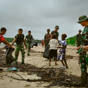 Aksi Bersih Pantai Keakwa oleh Satgas TMMD Kodim 1710/Mimika