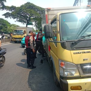 Polisi Hadir untuk Masyarakat, Personel Samapta Kalideres Bantu Sopir Truk di Daan Mogot