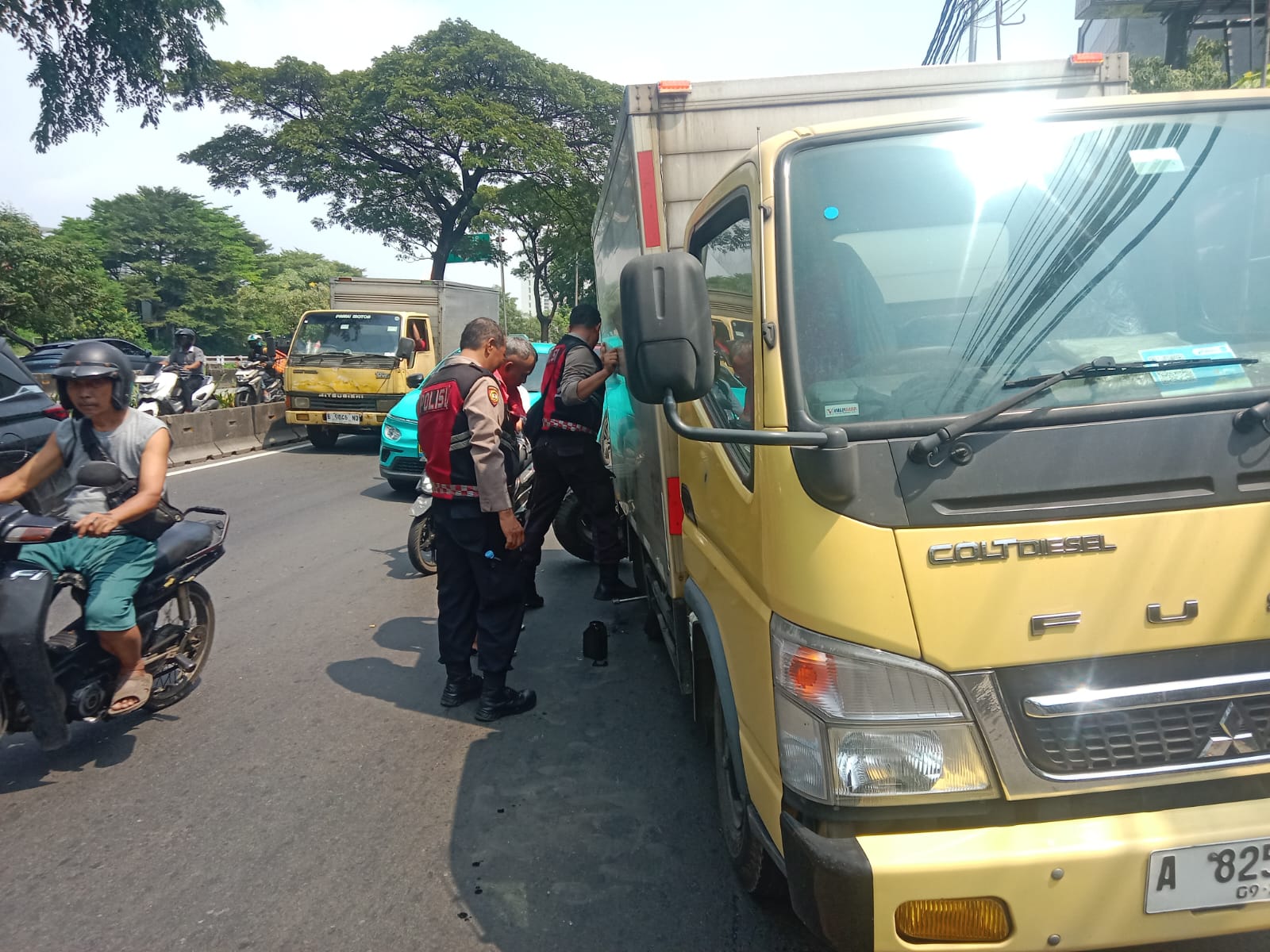 Polisi Hadir untuk Masyarakat, Personel Samapta Kalideres Bantu Sopir Truk di Daan Mogot