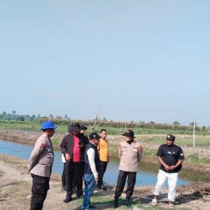 Ditpolairud Polda Metro Jaya Tebar 300 Ribu Benih Udang Windu di Muaragembong Bekasi