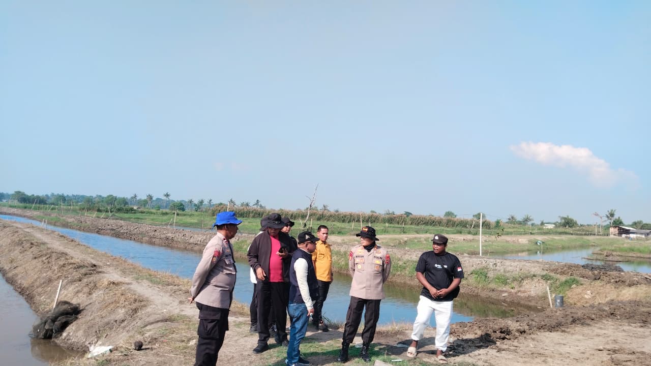 Ditpolairud Polda Metro Jaya Tebar 300 Ribu Benih Udang Windu di Muaragembong Bekasi