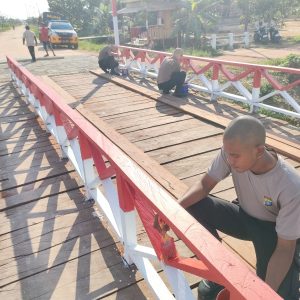 JEMBATAN MERAH PUTIH POLRES KUTIM RAMPUNG 100 PERSEN