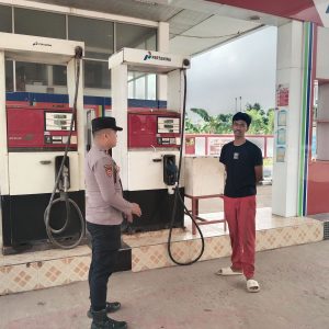 ANTISIPASI PENGETAP, POLSEK BENGALON PANTAU DISTRIBUSI BBM