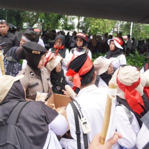 Polisi Bagikan Air Mineral dan Roti ke Massa Aksi Guru Honorer di DPR