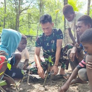 Satgas TMMD Kodim 1710/Mimika Tanamkan Kepedulian Lingkungan Lewat Penanaman Mangrove Bersama Anak-Anak