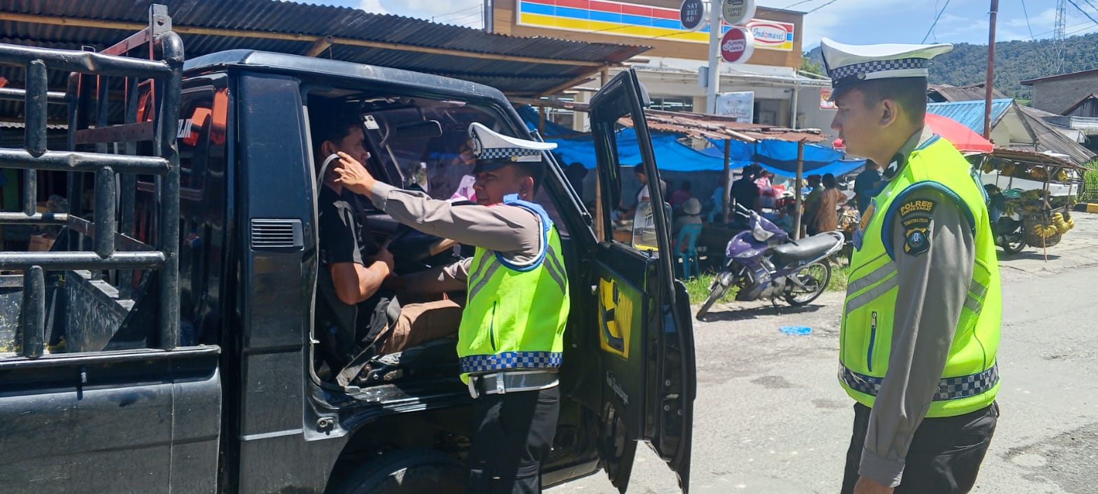 Polantas Menyapa, Ajak Warga Masyarakat Selaku Pengguna Jalan Tertib Berlalu Lintas di Pakpak Bharat