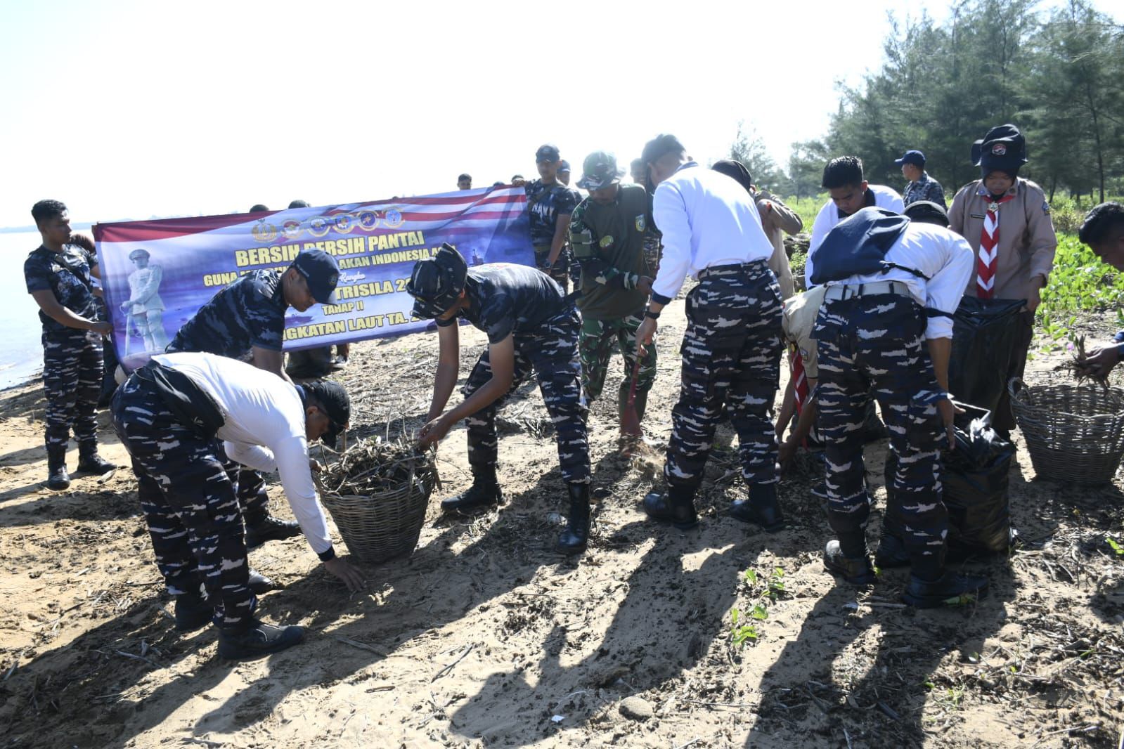 TNI AL Gelar Aksi Bersih Pantai dan Tanam Mangrove di Tanah Laut Melalui Operasi Trisila 26, Wujudkan Indonesia ASRI