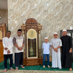 KAPOLRES KUTIM SERAHKAN JAM DINDING KE MASJID AL – AMIN