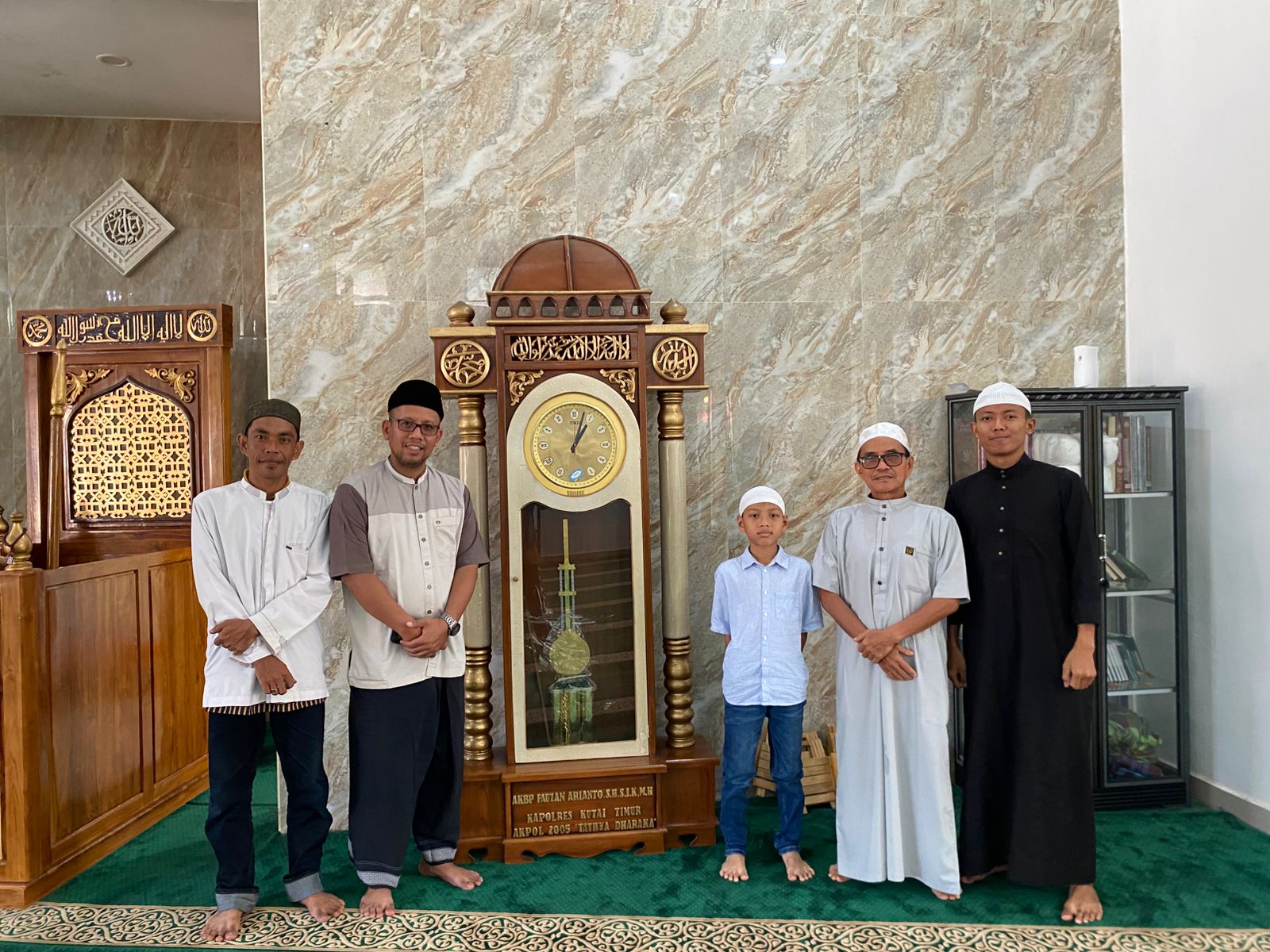 KAPOLRES KUTIM SERAHKAN JAM DINDING KE MASJID AL – AMIN
