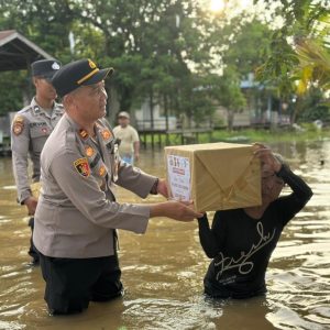 Kapolres AKBP Fauzan Arianto Pastikan Bantuan Dan Monitoring Terus Dilakukan , Wujud Kepedulian Polres Kutim Untuk Warga Terdampak Banjir