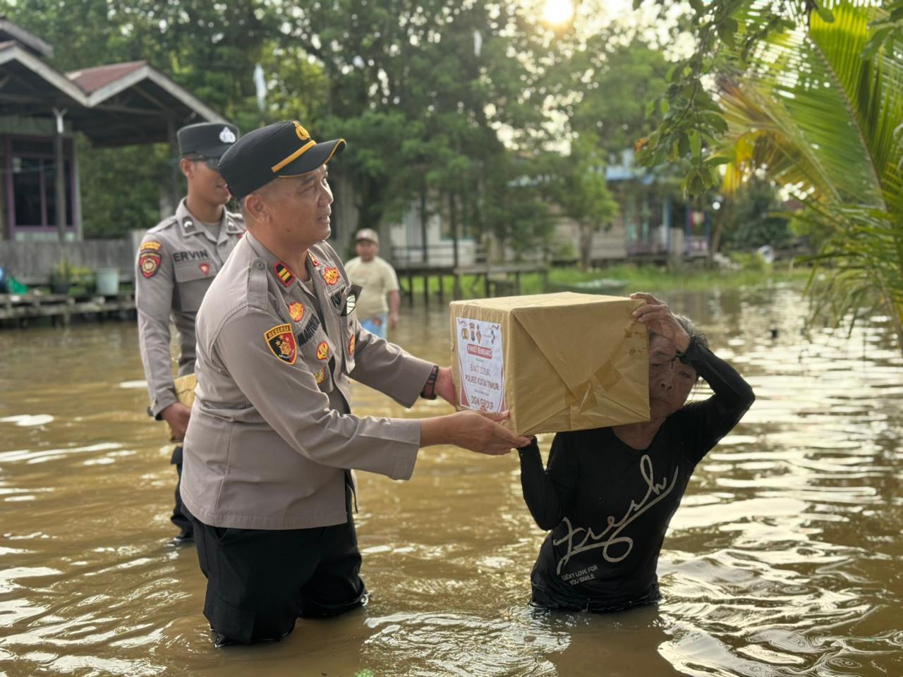Kapolres AKBP Fauzan Arianto Pastikan Bantuan Dan Monitoring Terus Dilakukan , Wujud Kepedulian Polres Kutim Untuk Warga Terdampak Banjir