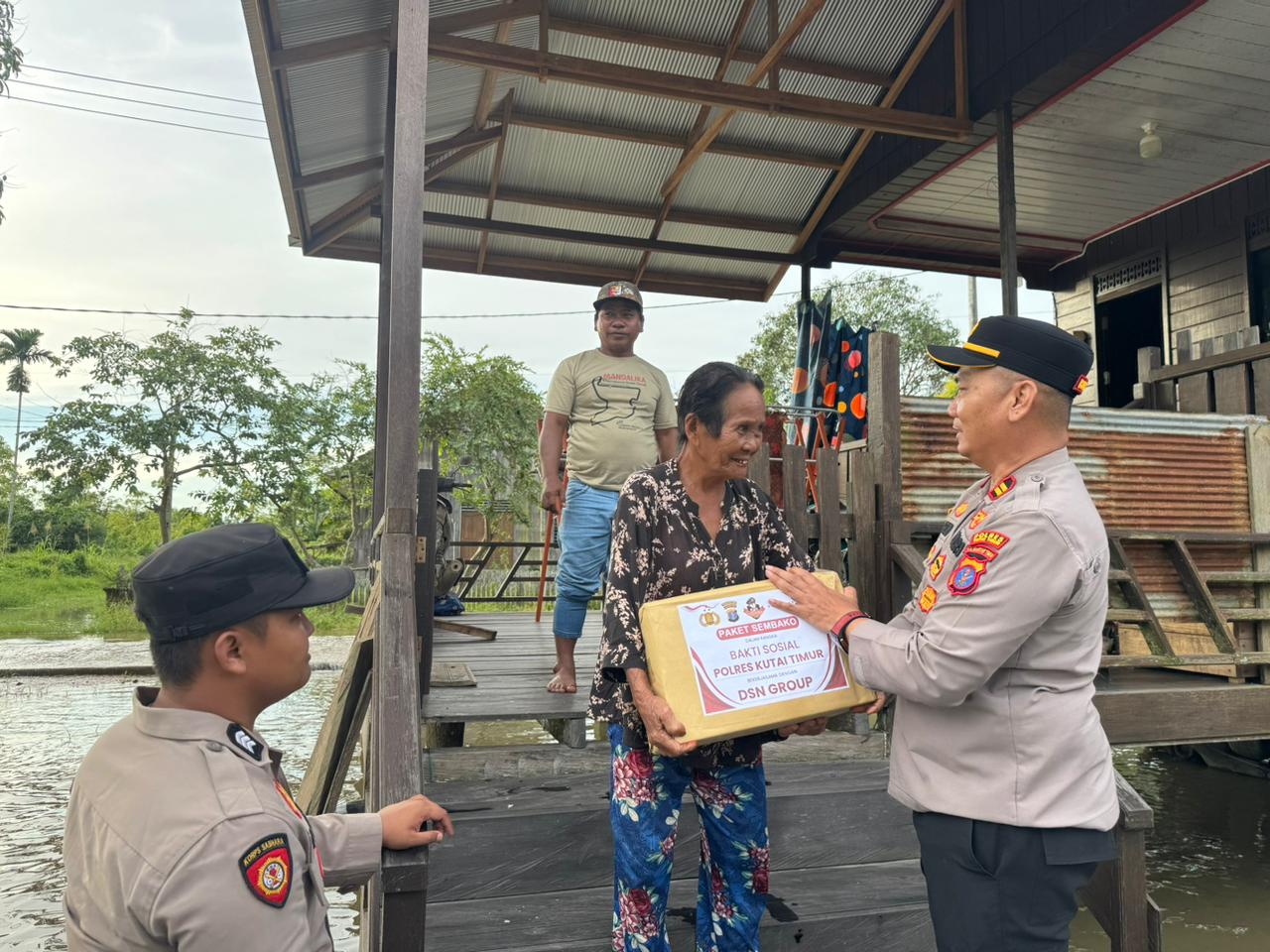 Polsek Muara Wahau Salurkan 40 Paket Bansos Untuk Warga Terdampak Banjir di Desa Jak Luay