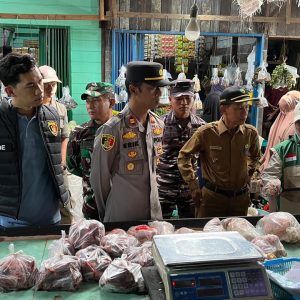 POLSEK SANGKULIRANG SIDAK PASAR DAN SPBU UNTUK PASTIKAN HARGA DAN STOK BAPOKTING AMAN JELANG IDUL ADHA