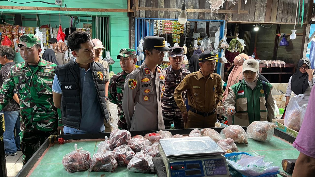 POLSEK SANGKULIRANG SIDAK PASAR DAN SPBU UNTUK PASTIKAN HARGA DAN STOK BAPOKTING AMAN JELANG IDUL ADHA
