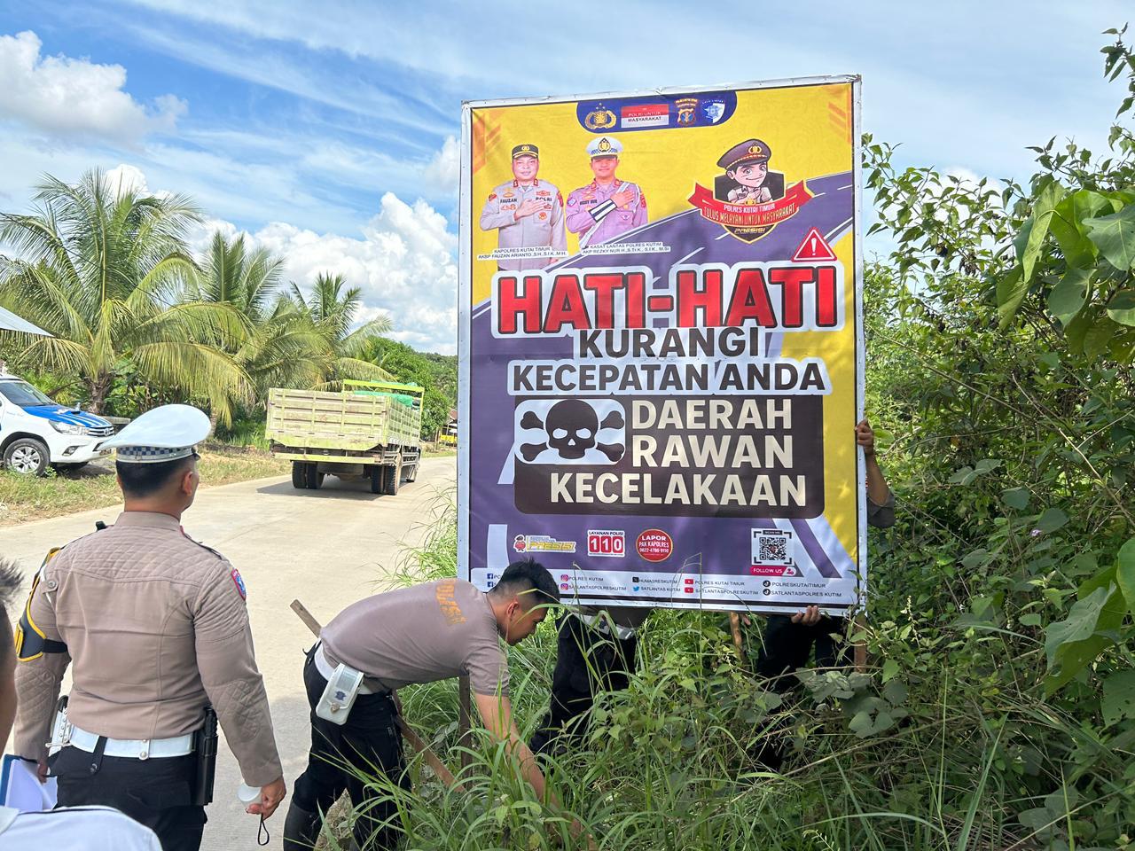 MELAKUKAN PEMANTAUAN ARUS LALU LINTAS, UNIT TURJAWALI SATLANTAS POLRES KUTIM MEMASANG SPANDUK DITITIK RAWAN KECELAKAAN