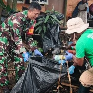Gotong Royong Bersihkan Kali, Babinsa Timika Turun Langsung