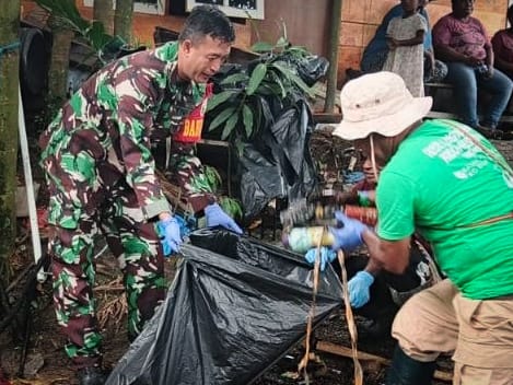 Gotong Royong Bersihkan Kali, Babinsa Timika Turun Langsung