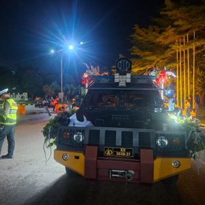 WUJUD KEBERSAMAAN, POLRES KUTIM TURUT MERIAHKAN TAKBIR KELILING BERSAMA MASYARAKAT SAMBUT IDUL ADHA 1447 H