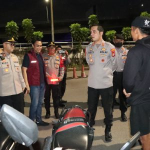 Wakapolres Jakbar Pimpin Patroli Mobile dan Razia Kejahatan Jalanan Dini Hari