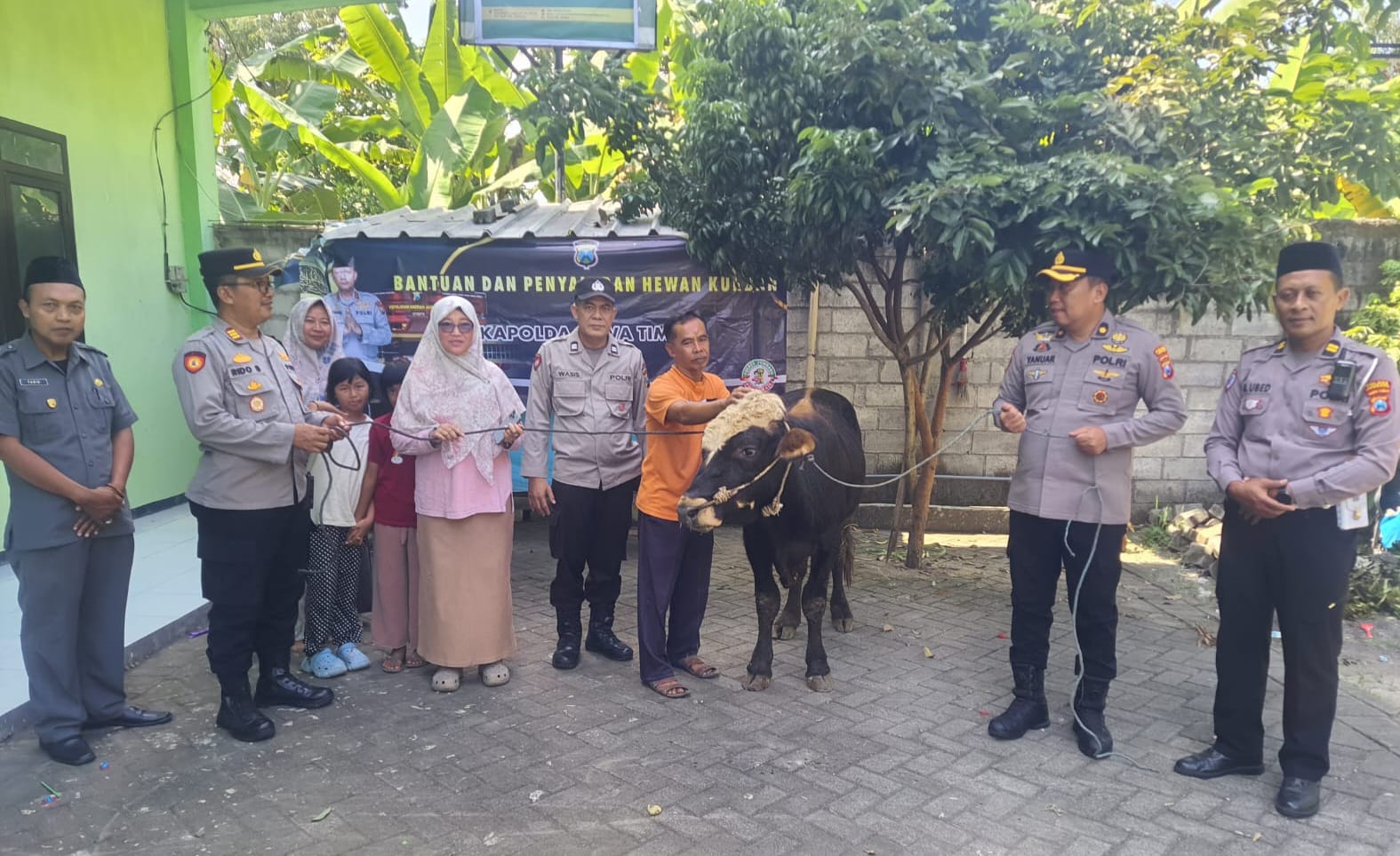 Kapolres Jombang Serahkan Sapi Kurban dari Kapolda Jatim untuk Dua Ponpes