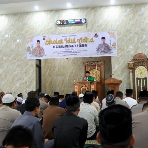 PERSONEL POLRES KUTIM BERSAMA MASYARAKAT KHUSYUK SHOLAT IDUL ADHA 1447 H