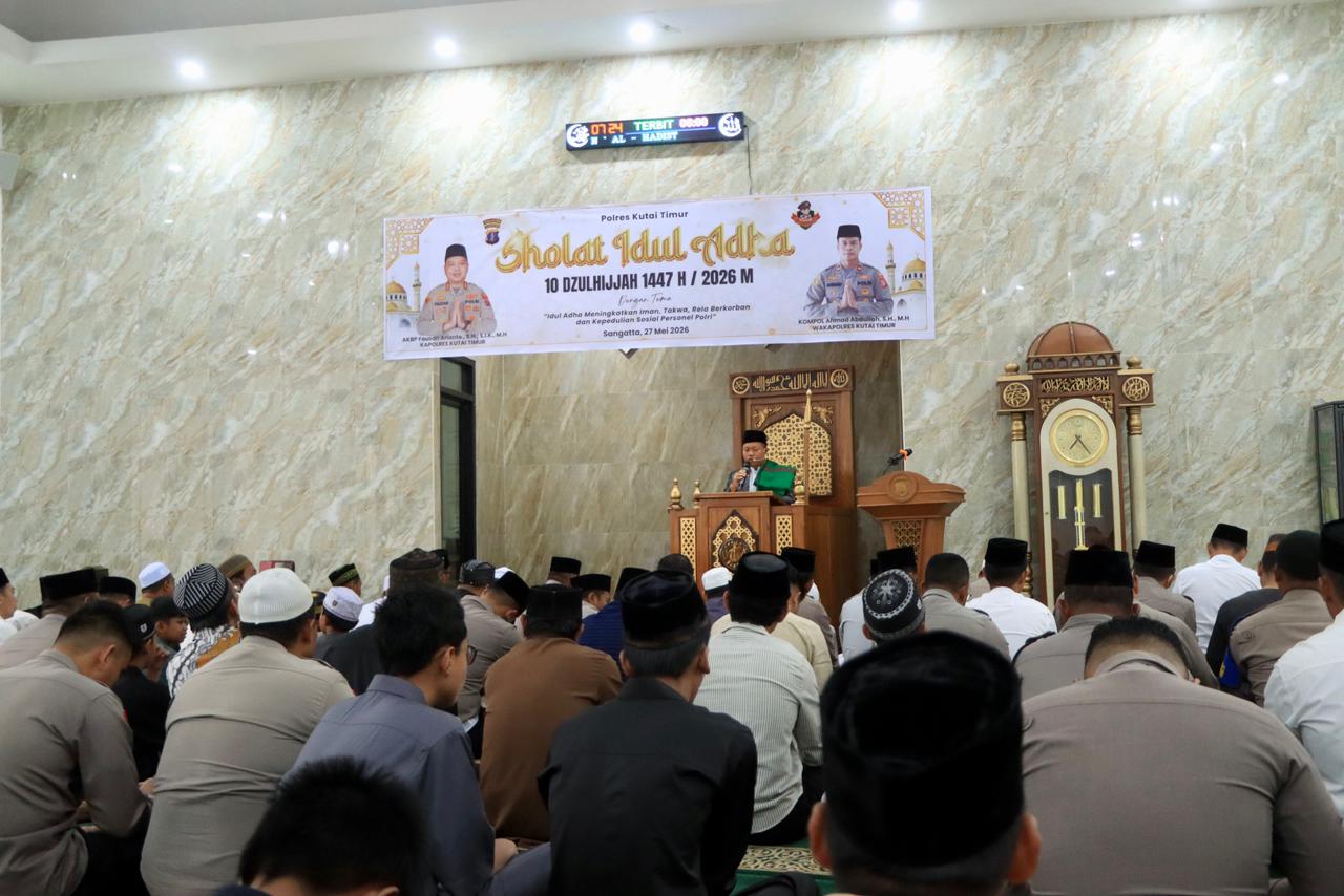 PERSONEL POLRES KUTIM BERSAMA MASYARAKAT KHUSYUK SHOLAT IDUL ADHA 1447 H