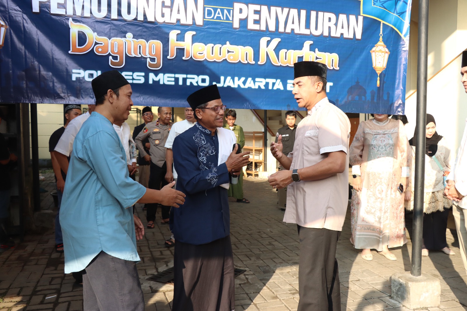 Polres Metro Jakbar Gelar Shalat Idul Adha 1447 H dan Penyerahan Hewan Qurban Penuh Kebersamaan