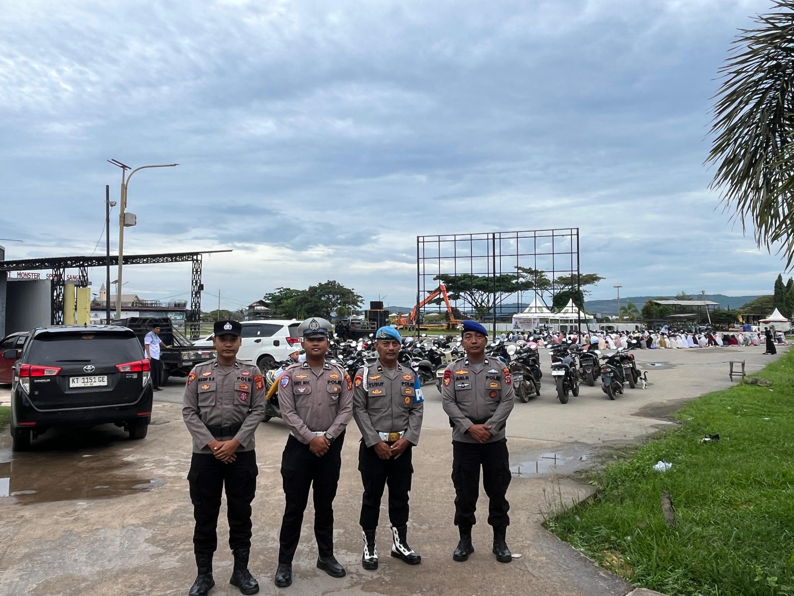 POLRES KUTIM AMANKAN SHOLAT IDUL ADHA DI TELUK LINGGA, RATUSAN JAMAAH BERIBADAH KHUSYUK