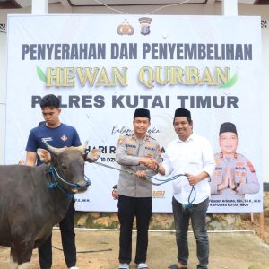 PERKUAT SINERGITAS DI MOMENTUM IDUL ADHA 1447 H, KAPOLRES KUTIM SALURKAN HEWAN KURBAN UNTUK ORGANISASI PERS
