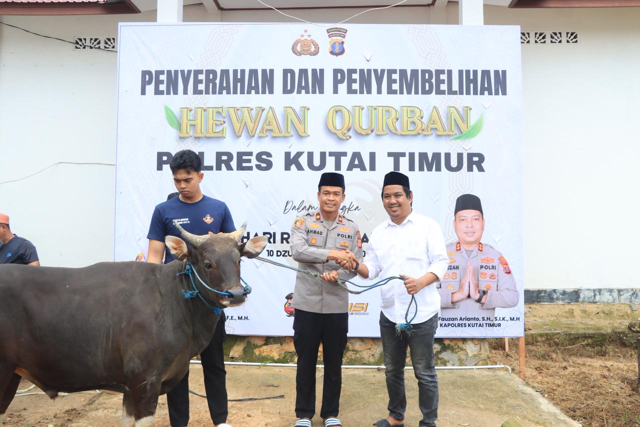PERKUAT SINERGITAS DI MOMENTUM IDUL ADHA 1447 H, KAPOLRES KUTIM SALURKAN HEWAN KURBAN UNTUK ORGANISASI PERS