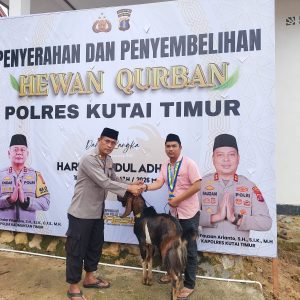 WUJUD KEPEDULIAN DI HARI RAYA IDUL ADHA 1447 H, POLRES KUTIM BERBAGI HEWAN KURBAN KE ORGANISASI MAHASISWA