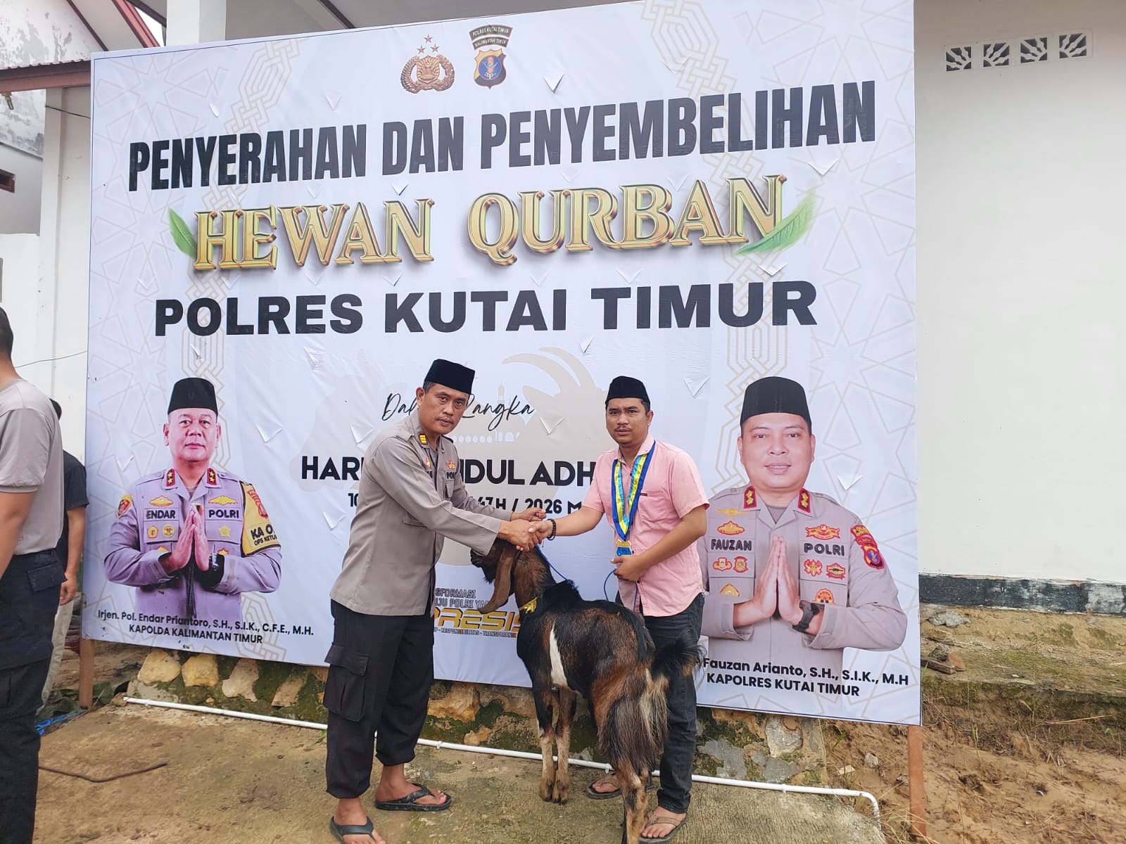 WUJUD KEPEDULIAN DI HARI RAYA IDUL ADHA 1447 H, POLRES KUTIM BERBAGI HEWAN KURBAN KE ORGANISASI MAHASISWA