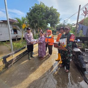 POLSEK MUARA WAHAU SALURKAN BANTUAN LOGISTIK UNTUK WARGA DESA NEHAS LIAH BING TERDAMPAK BANJIR