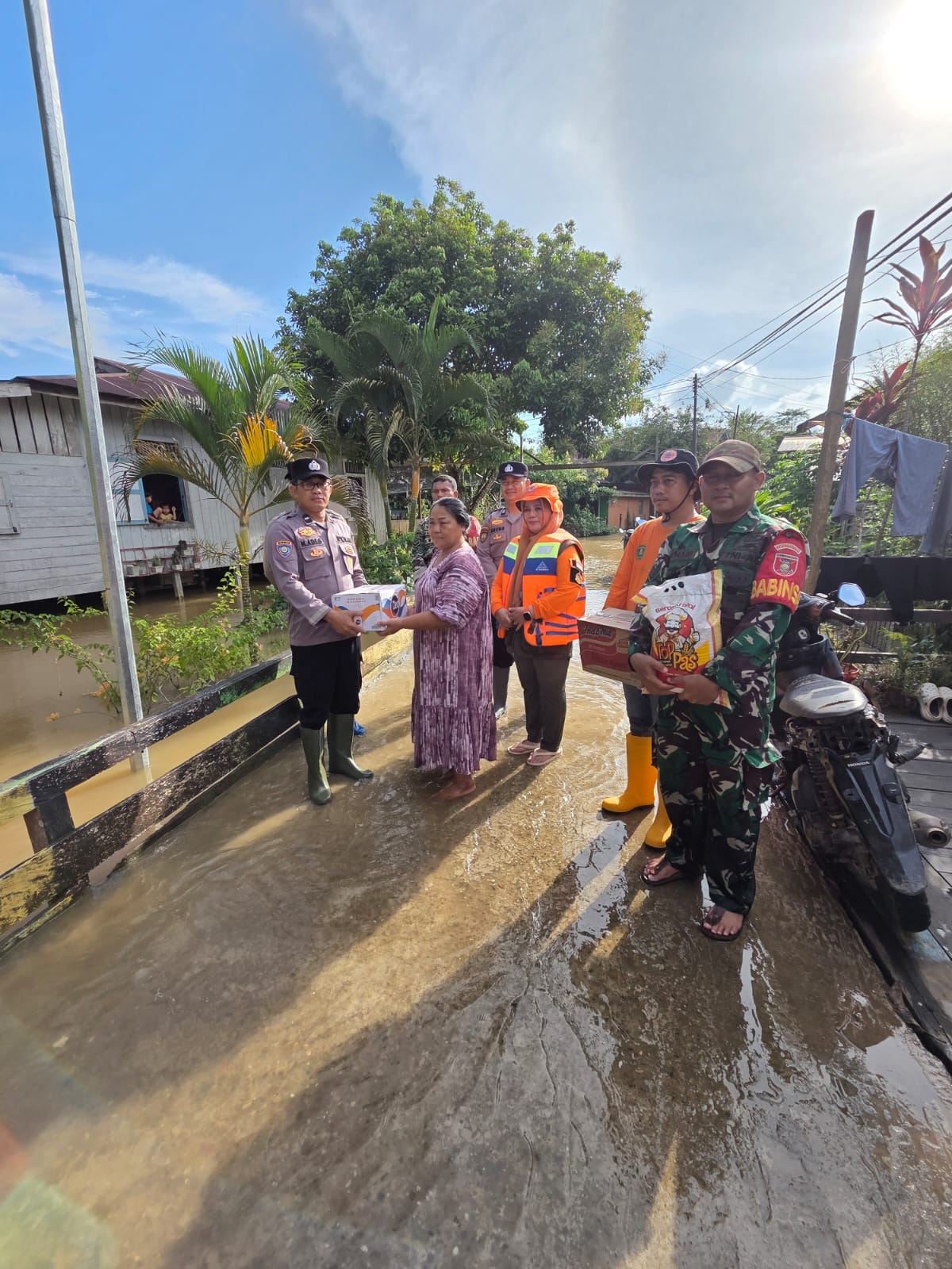 POLSEK MUARA WAHAU SALURKAN BANTUAN LOGISTIK UNTUK WARGA DESA NEHAS LIAH BING TERDAMPAK BANJIR