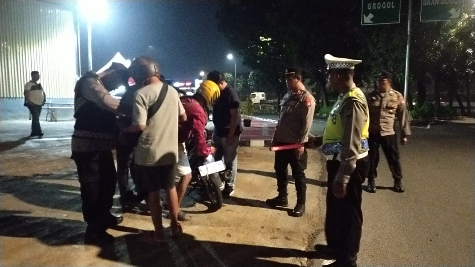 Patroli Blue Light Polsek Kebon Jeruk Dapat Apresiasi Warga Saat Jaga Wilayah di Dini Hari