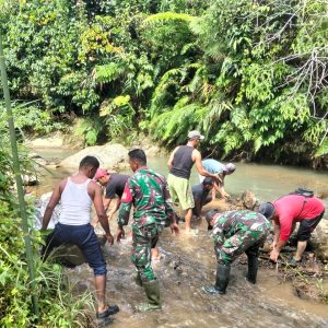 Koramil 06/Dolok dan Warga Gotong Royong Bangun Jembatan di Paluta