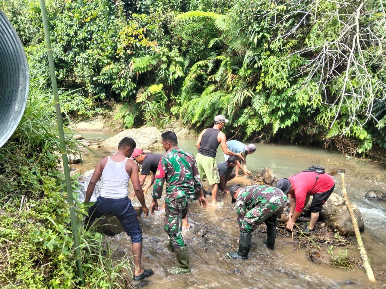 Koramil 06/Dolok dan Warga Gotong Royong Bangun Jembatan di Paluta