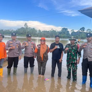 POLSEK MUARA WAHAU BERSAMA TNI DAN BPBD KUTAI TIMUR SALURKAN  BANTUAN BAGI WARGA TERDAMPAK BANJIR