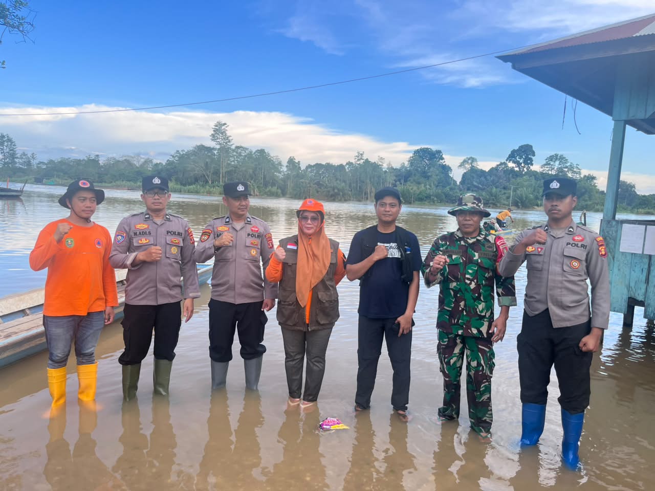 POLSEK MUARA WAHAU BERSAMA TNI DAN BPBD KUTAI TIMUR SALURKAN  BANTUAN BAGI WARGA TERDAMPAK BANJIR