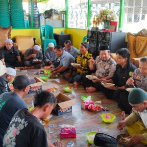KAPOLRES KUTIM AJAK WARGA BANJAR JAGA KERUKUNAN DAN TIDAK MIDAH TERPROVOKASI ISU SARA