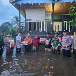 KAPOLRES KUTIM APRESIASI BPBD SALURKAN BANTUAN SEMBAKO UNTUK WARGA TERDAMPAK BANJIR DI MUARA WAHAU