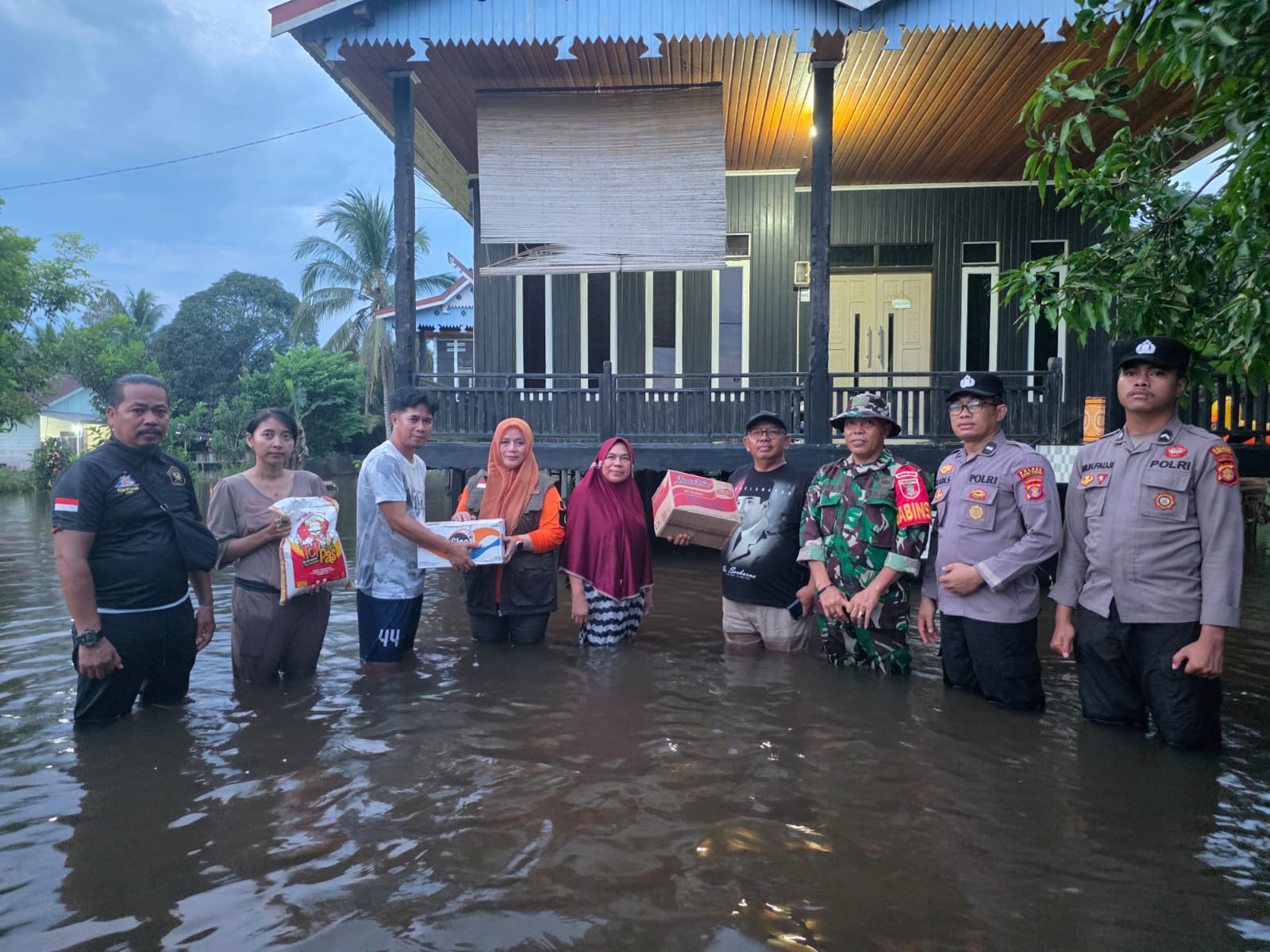 KAPOLRES KUTIM APRESIASI BPBD SALURKAN BANTUAN SEMBAKO UNTUK WARGA TERDAMPAK BANJIR DI MUARA WAHAU