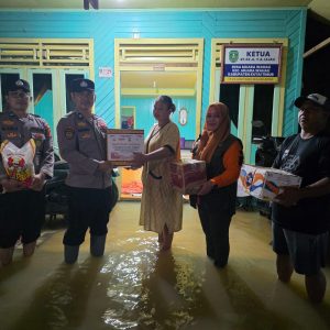 TNI – POLRI TETAP HADIR UNTUK WARGA MUARA WAHAU MESKI PETIR DAN BANJIR MENGINTAI