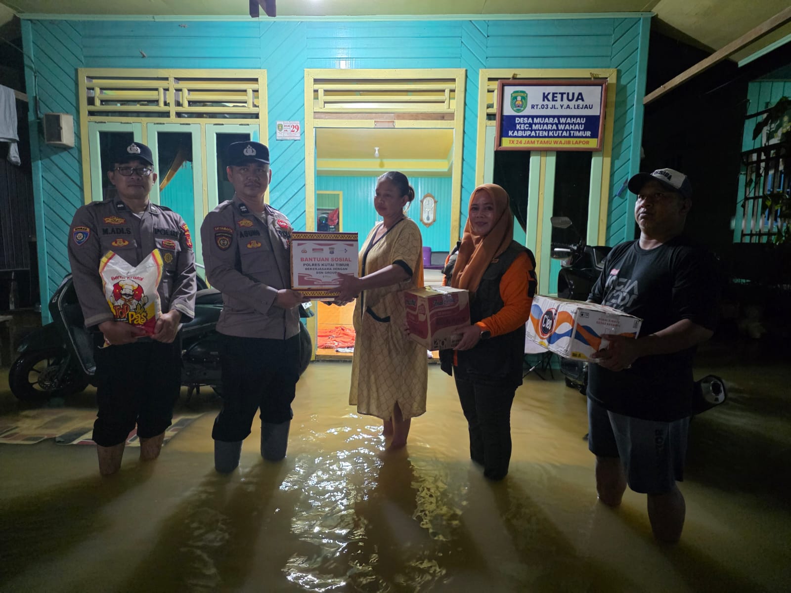TNI – POLRI TETAP HADIR UNTUK WARGA MUARA WAHAU MESKI PETIR DAN BANJIR MENGINTAI