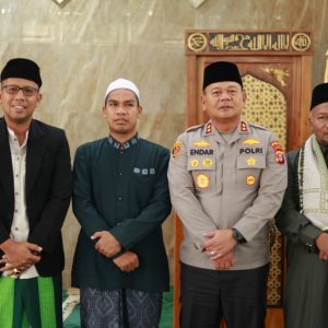 KAPOLDA KALTIM SHOLAT JUM’AT BERSAMA WARGA DI MASJID AL AMIN POLRES KUTIM