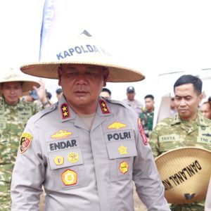 LAHAN PASCA TAMBANG JADI SENTRA PANGAN, KAPOLDA KALTIM SERAHKAN ALSINTAN KE KELOMPOK TANI