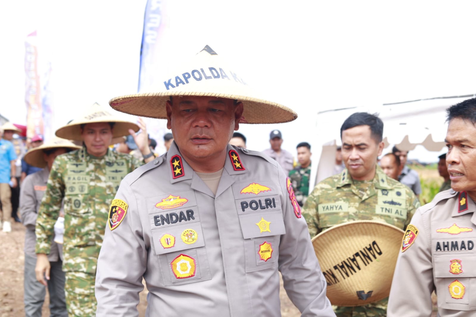 LAHAN PASCA TAMBANG JADI SENTRA PANGAN, KAPOLDA KALTIM SERAHKAN ALSINTAN KE KELOMPOK TANI