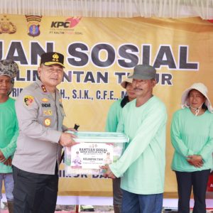 KAPOLDA KALTIM SERAHKAN BANSOS UNTUK PETANI BAKUTOR, DUKUNG LAHAN EKS TAMBANG JADI SUMBER PANGAN