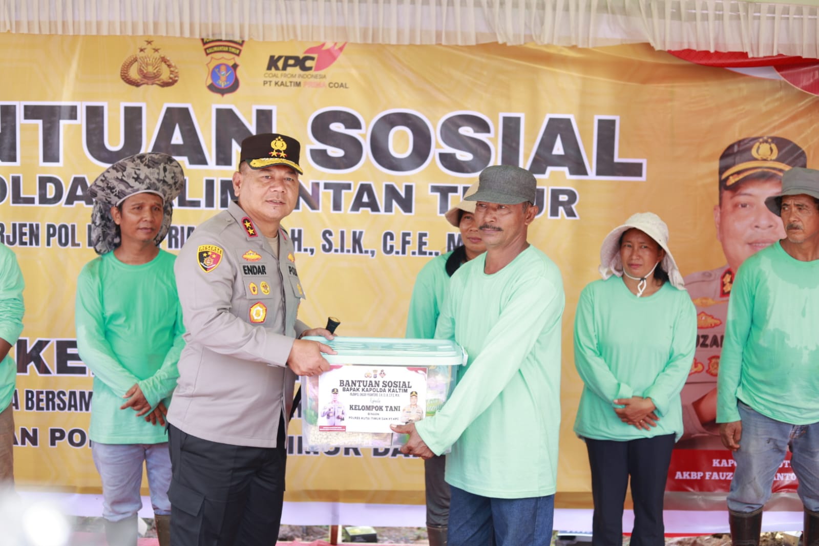 KAPOLDA KALTIM SERAHKAN BANSOS UNTUK PETANI BAKUTOR, DUKUNG LAHAN EKS TAMBANG JADI SUMBER PANGAN